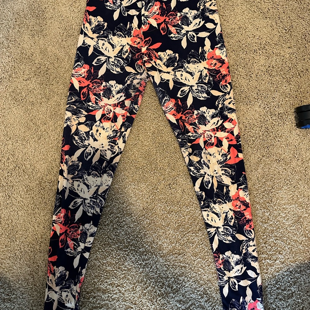 WinWin Floral Leggings - Black, White, Red